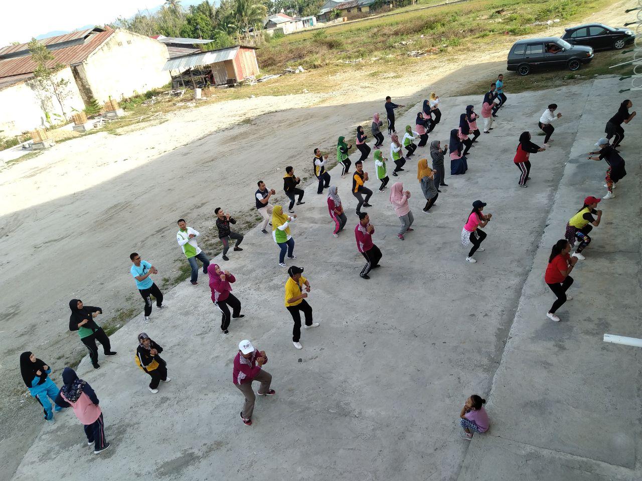 Senam bersama menjadi agenda utama dalam pelaksanaan Jum'at sehat yang digagas oleh Yayasan Bina Mandiri Gorontalo dalam rangka menjaga kebugaran para staf