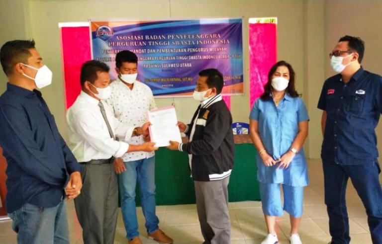 Wakili Ketum ABPTSI, Ketua YBMG Serahkan Mandat Pembentukan ABPTSI Sulut
