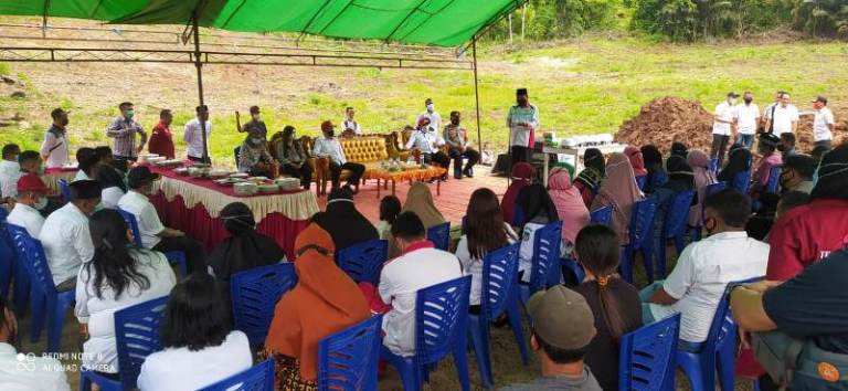 Dampingi Anggota DPR RI & Bupati Bolsel, Mahasiswa KKM Support Pembangunan Rumah Khusus Nelayan di Tabilaa