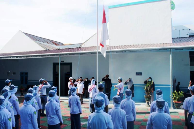 Ketua YBMG Irup Upacara Bendera, Lantik Pengurus OSIS, PMR hingga PIK KRR