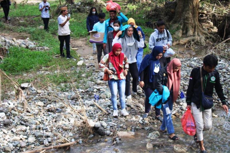 Demi Salurkan Bantuan, Aliansi Peduli Bencana Mahasiswa UBM Rela Sebrangi Sungai