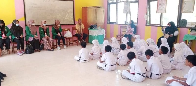 Mahasiswa Peserta PKMD Edukasi Siswa Tentang PHBS hingga Manfaat Vaksinasi