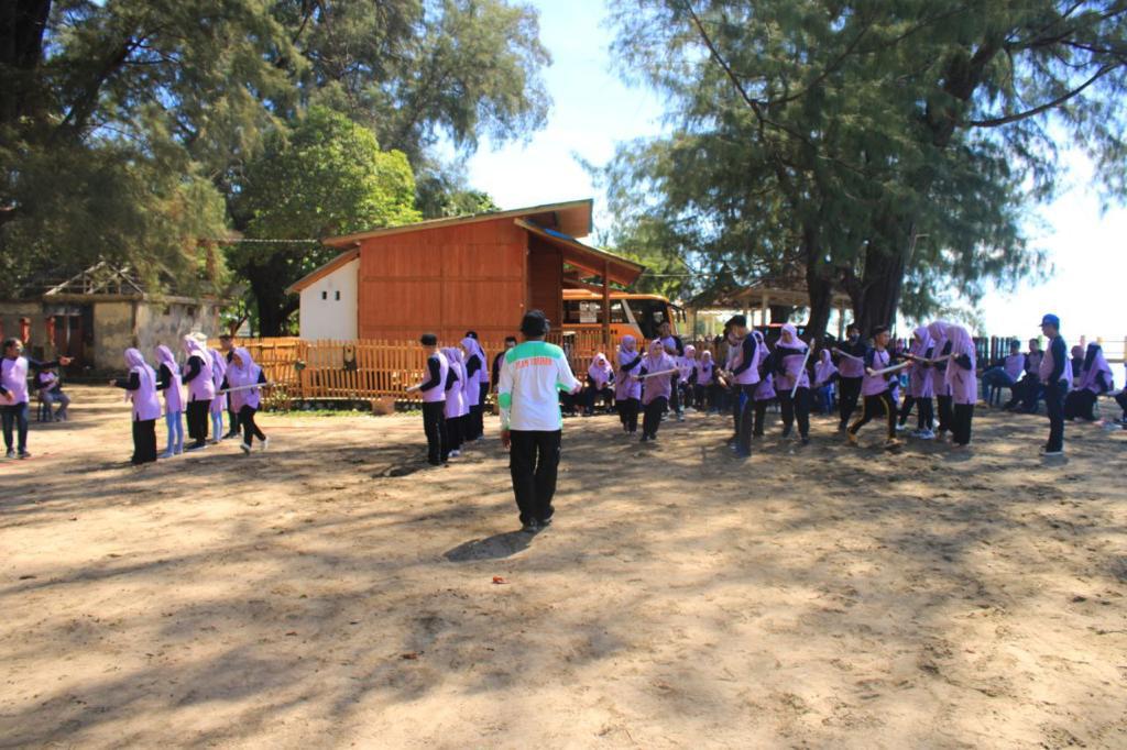 Ketua YBMG & Rektor UBM Ajak Pegawai Outbound & Fun Games di Pantai Libuo