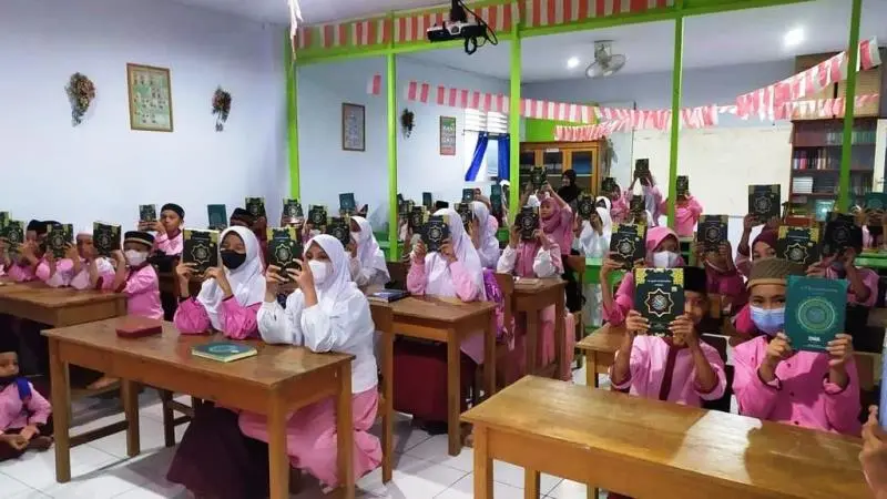 Serahkan Bantuan Al-Qur’an, UBM Gorontalo Peduli Taman Pengajian