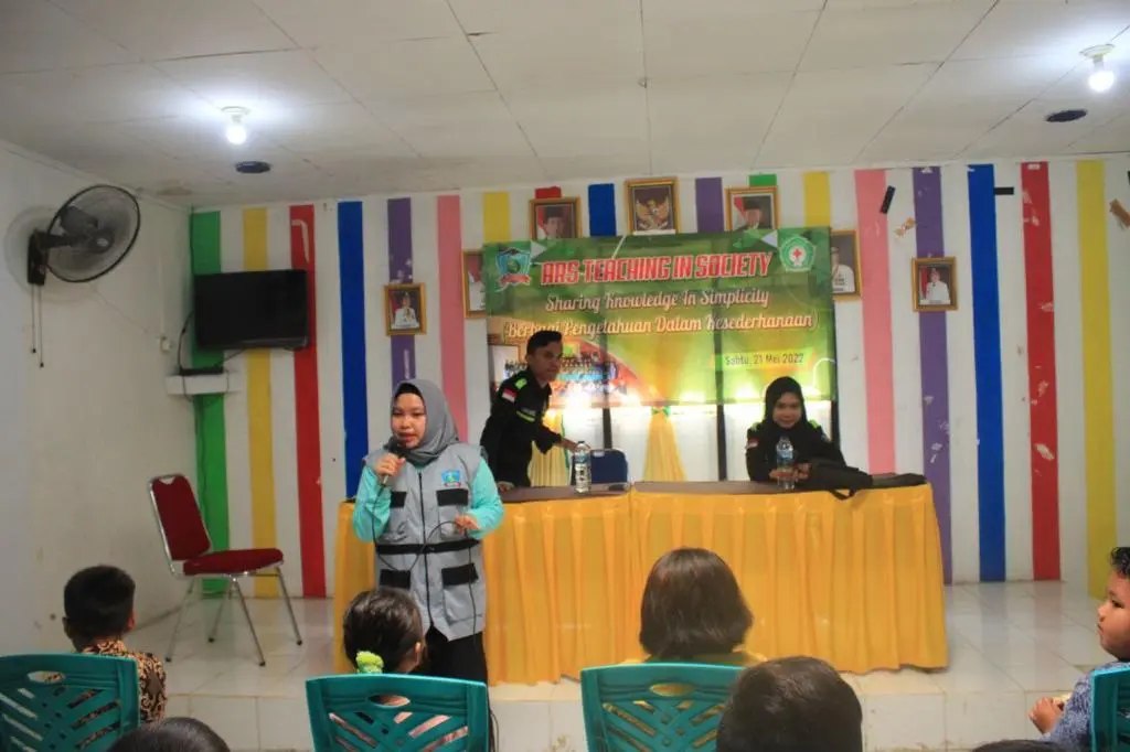 Head of Hospital Administration Program Shares Knowledge in Simplicity