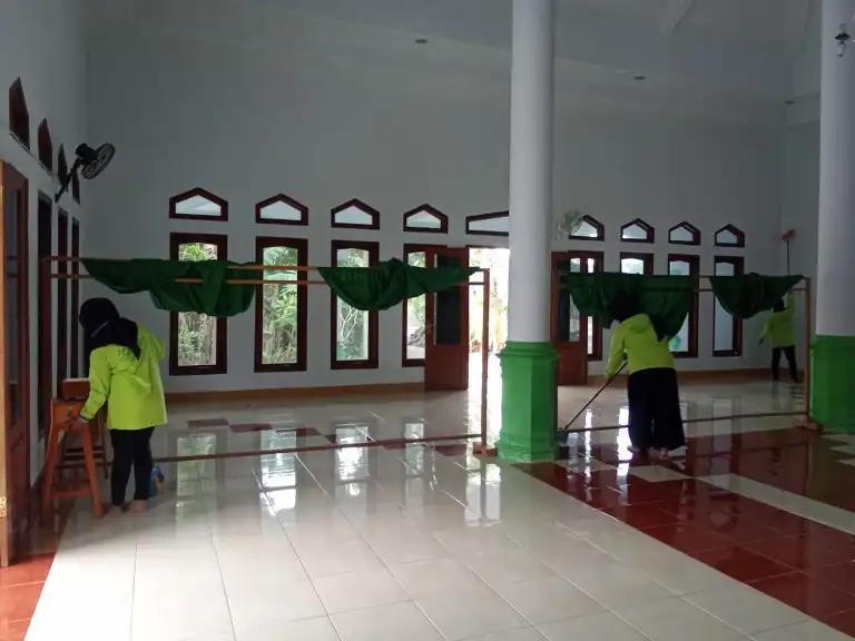 Peringati 1 Muharram, Mahasiswa KKM di Bolmut Bersih-bersih Masjid