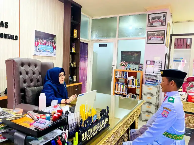 The Vocational School of Bina Mandiri Trustees Welcome Flag Hoisting Troops (Paskibraka) Members