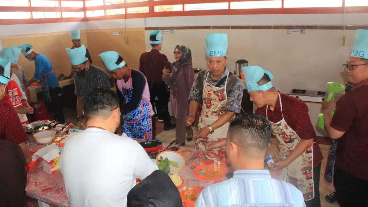 YBMG Male Employees Turns Out To Be Good at Cooking