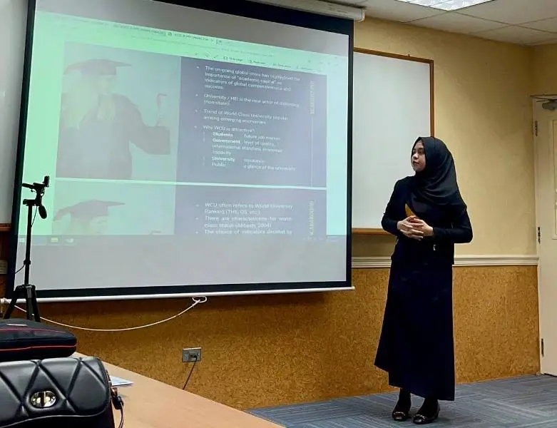 The Head of the Office of International UBM Explains Research in front of Lecturers & Professors at Dhurakij Pundit University