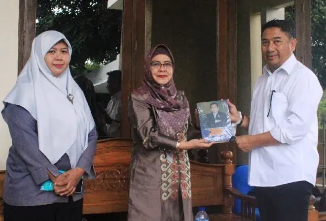 Rektor UBM Terima Buku Kiprah Wakil Ketua DPR RI dari Bupati Bone Bolango