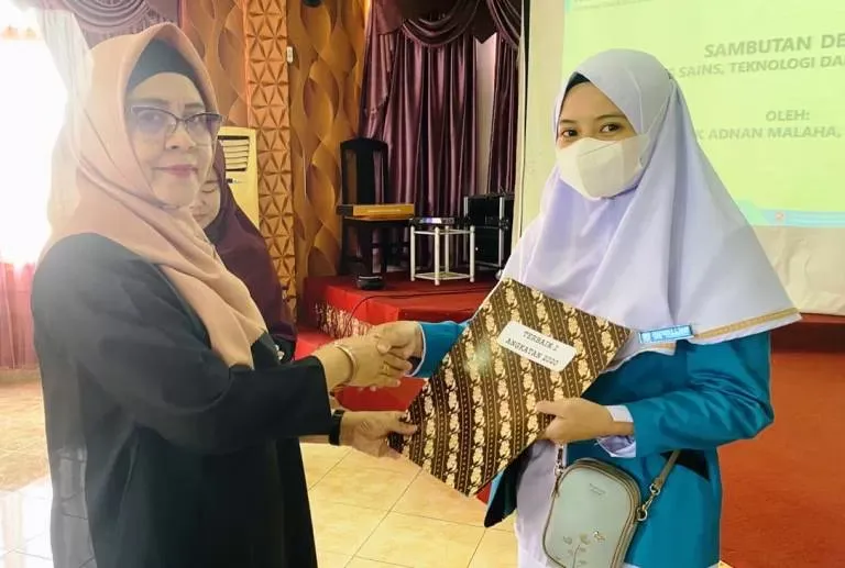 UBM Gorontalo Rector Shares Millions of Rupiah Vouchers