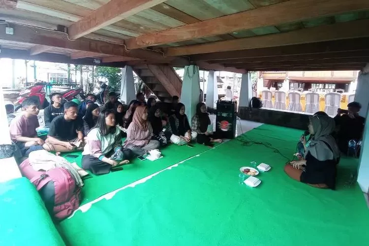 SMKS Bina Mandiri Students Learn Maritime Tourism at Molotabu Beach