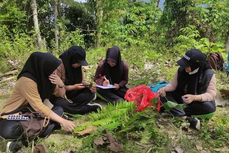 UBM Gorontalo Pharmacy Students Hold Field Practice in Bonedaa Village