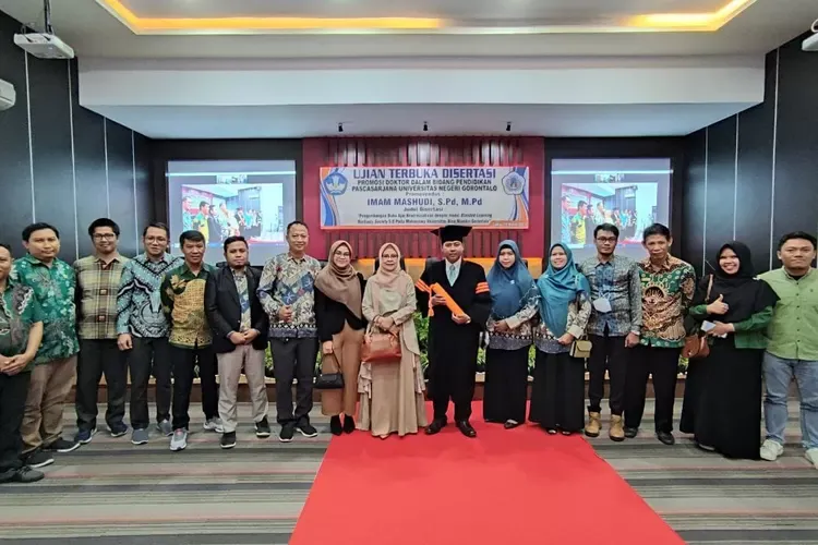 Witnessed by the Rector of UBM Gorontalo, FIPB Dean Holds Doctorate Degree in Education