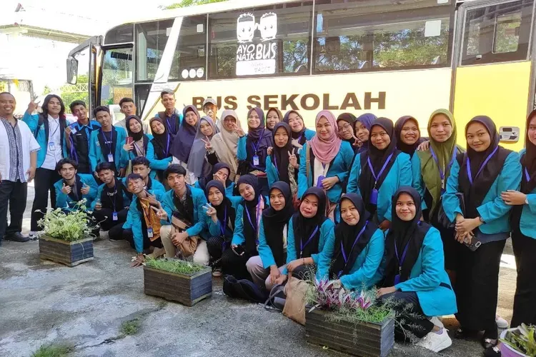 Implementing Entrepreneurship Courses, FEB UBM Students Intern at 17 MSMEs