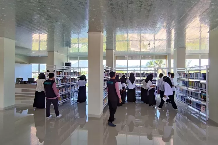 The Prospective Students Explore the Beauty of UBM Gorontalo Library