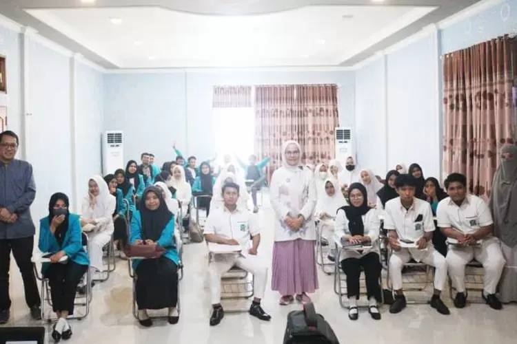 Vice Regent Talks about Leadership in Front of Students as a Permanent Lecturer at UBM Gorontalo