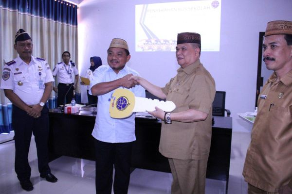 Wagub Serahkan Bus Hibah Kemenhub, Ketua YBMG Berterimakasih, Pemprov Selalu Peduli