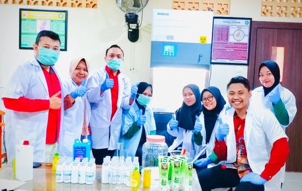 Prodi Farmasi UBM Gorontalo Produksi Hand Sanitizer