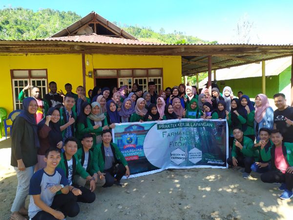 Mahasiswa Farmasi Rangkaikan Kegiatan PKL Sekaligus Program Pengabdian