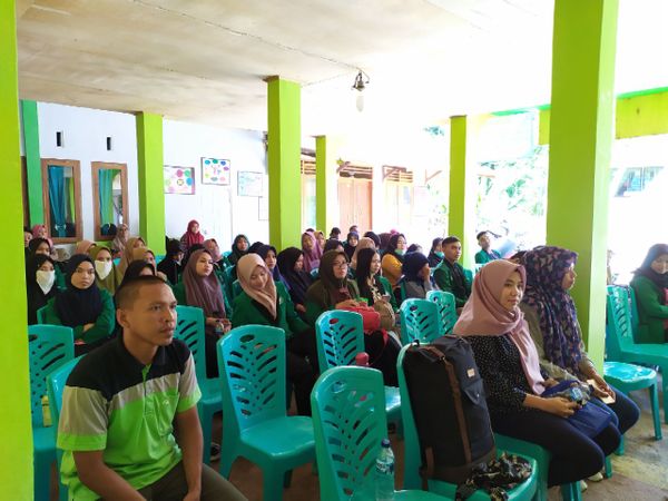 Warga Gorut Antusias Sambut Kedatanganan Mahasiswa Farmasi