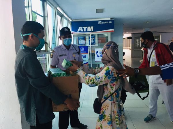 YBMG Bagikan Takjil untuk Tenaga Medis