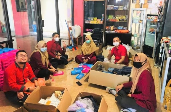 Tingkatkan Mutu Praktikum, YMBG Ketambahan Peralatan dan Bahan Laboratorium