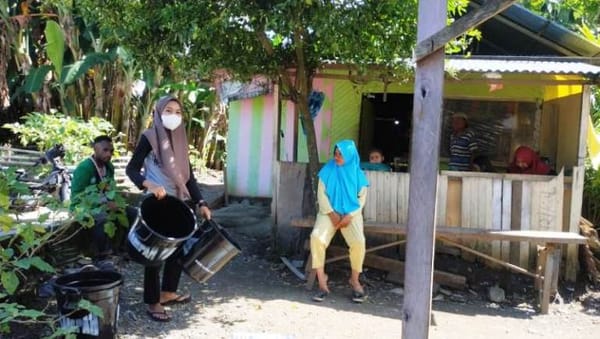 Peduli Lingkungan, Mahasiswa KKM UBM Gorontalo Bagikan Tempat Sampah