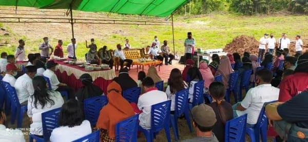 Dampingi Anggota DPR RI & Bupati Bolsel, Mahasiswa KKM Support Pembangunan Rumah Khusus Nelayan di Tabilaa