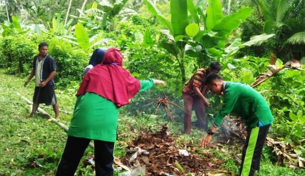Jum’at Berkah, Mahasiswa KKM Bersih-bersih Kampung & Senam Sehat Bersama Masyarakat