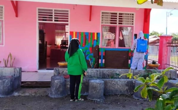 Penyemprotan Disinfektan di Desa Milangodaa, Aksi Nyata Mahasiswa KKM Peduli Kesehatan Masyarakat