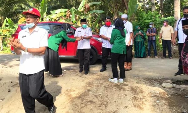 Mahasiswa KKM Desa Linawan Sambut Kedatangan Bupati & Anggota DPR RI