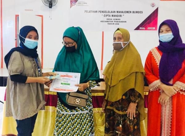 Mahasiswa KKM UBM Gorontalo Sukseskan Penyerahan BLT bagi Warga Desa Luwoo