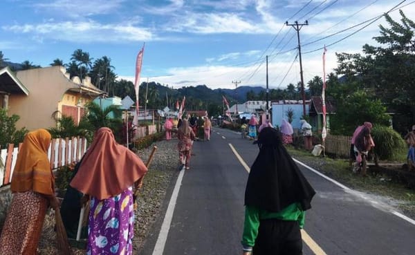 Sambut Hari Kemerdekaan RI, Mahasiswa KKM Posko Milangodaa Kerja Bakti Bersama PKK
