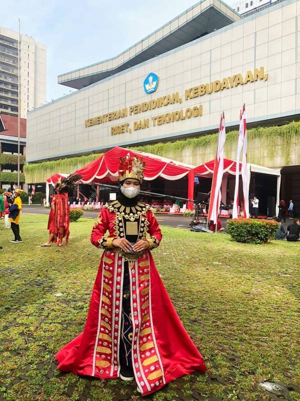 Kenakan Biliu, Mahasiswi UBM Tampil Anggun di Kemendikbudristek