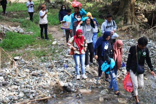 Demi Salurkan Bantuan, Aliansi Peduli Bencana Mahasiswa UBM Rela Sebrangi Sungai
