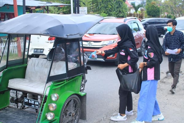 Mahasiswa Gizi UBM Bagi-bagi Buah di Hari Gizi Nasional