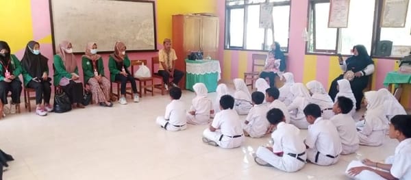 Mahasiswa Peserta PKMD Edukasi Siswa Tentang PHBS hingga Manfaat Vaksinasi