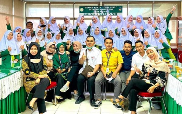 Presentasi Laporan Hasil Magang, Mahasiswa ARS UBM Diapresiasi RS Ibnu Sina Makassar