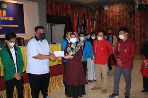 Serahkan Dana Stimulan, Rektor UBM Minta Ormawa Pacu Program Kerja