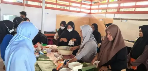 Manfaatkan Inkubator Bisnis, Mahasiswa FEB Belajar Proses Pembuatan Kue