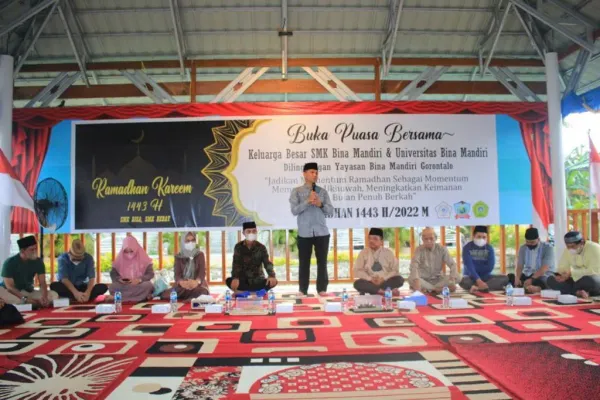Ustadz Kapolsek Atmal Tausiah di Bukber SMK Bina Mandiri