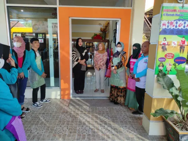 Implementasi MK Entrepreneurship, Mahasiswa UBM Kunjungi Sentra Kue Karawo