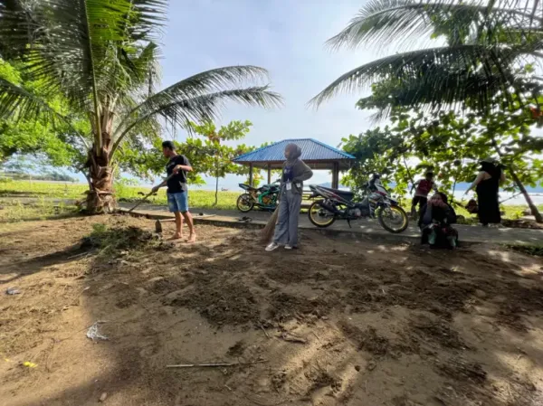 Mahasiswa KKM Dalapuli, Gotong Royong Penataan Pantai Mootame