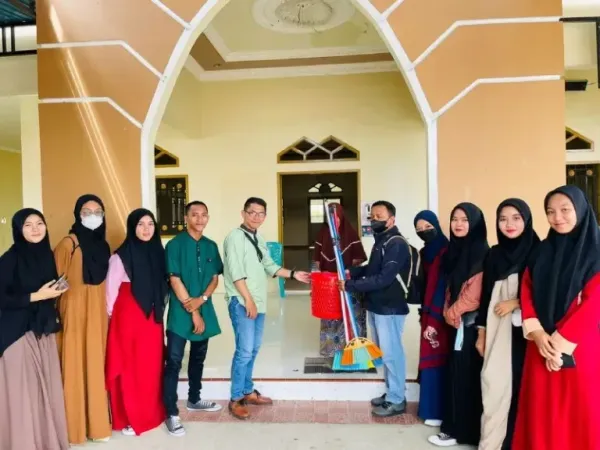 In Blessing Friday, UBM New Students Visit 10 Mosques and Orphanages