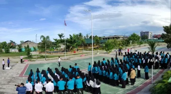 UBM Gorontalo Gelar Upacara & Saling Tukar Kado