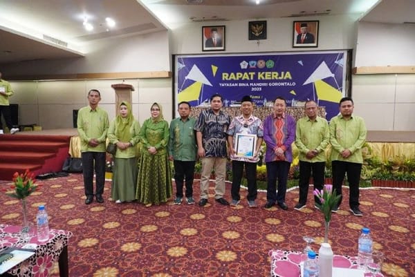 Opened by the Head of Higher Education Service Institute (LLDIKTI), Members of Commission X DPR RI Attend the YBMG Annual Work Meeting