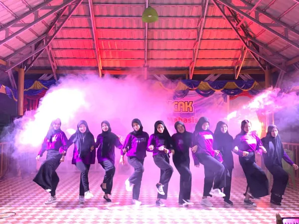 Various Attractions, the Peak Night of PKM UBM Gorontalo Festive