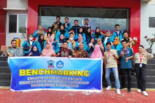 UBM Benchmarking Students Visit PT Sumber Alfaria Trijaya and Receive Material About Retail Management