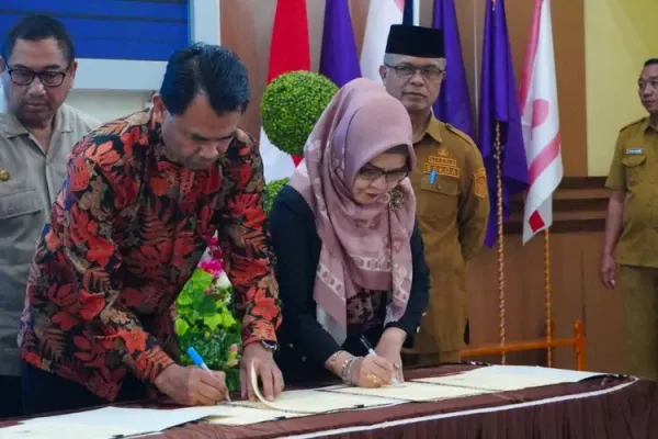 UBM Gorontalo Rector Signs The Agreement of Scholarship Cooperation In front of Regent Hamim